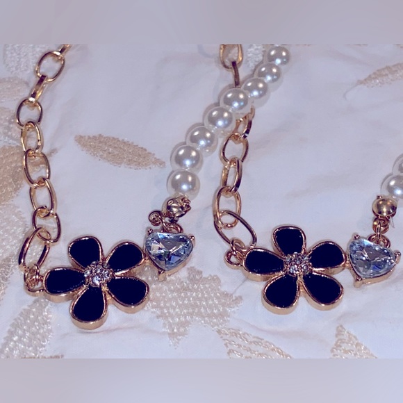 Source Unknown Jewelry - NEW Mixed Tones Necklace- 17” Chain & 1.75” Acrylic Blue Flower & Crystal 🤍
